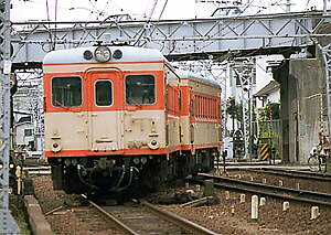 JR−南海電鉄の渡り線を行くきのくに号