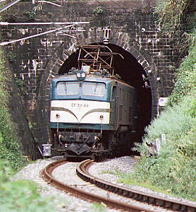 黒江トンネルを出るＥＦ５８９９
