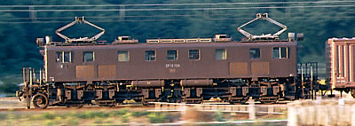 貨物列車を牽引するEF15−158