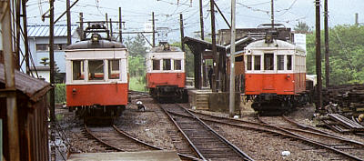 日方駅より連絡口方向を望む