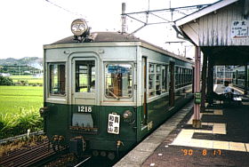 伊太祁曽駅に停車中の1201形