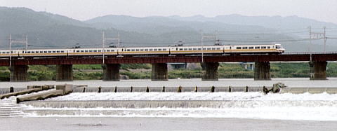 阪和紀ノ川鉄橋を渡る「スーパーくろしお」