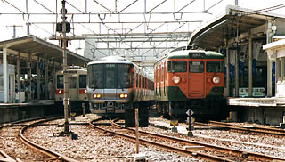 223系試運転列車と105系113系湘南色車