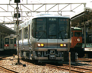 試運転列車225−2002Fの出発