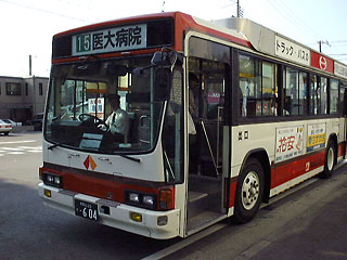 ・604 いすゞ製 車庫前にて