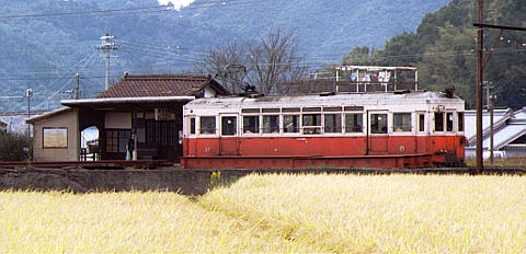 たんぼの中の北山駅に到着した３２号の単行列車
