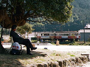 くすのき公園で感慨深げに電車を眺める人