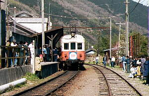 登山口でのたくさんの人出
