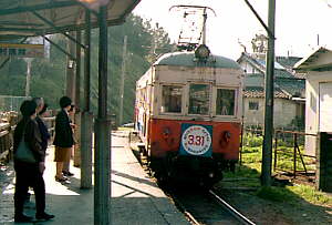 動木駅にて26−25を待つ通勤客