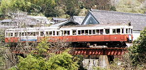 動木駅の手前の鉄橋を渡る２５−２６