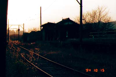 夕日の中の元北山駅