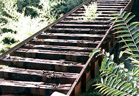 線路を撤去された鉄橋UP